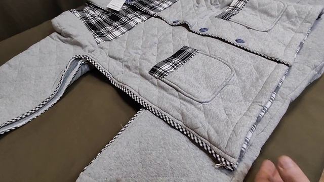 Адаптивный (ортопедический) утеплённый костюм с молниями по боковым швам.