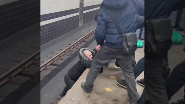 ‼️На станции метро Арбатская увеличены интервалы движения поездов из-за человека на путях‼️