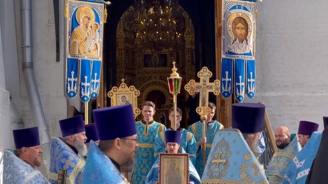 26.10.24 г. Престольный праздник Иверской иконы Богородицы: литургия с еп. Мефодием, крестный ход.