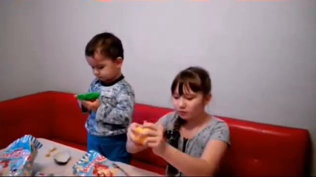 Открываем большой киндер и много других вкусняшек)