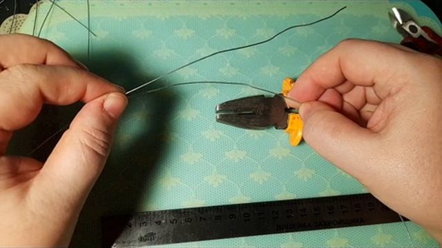 Каркас для ватной игрушки. Соединение основной части и проволоки для рук.
