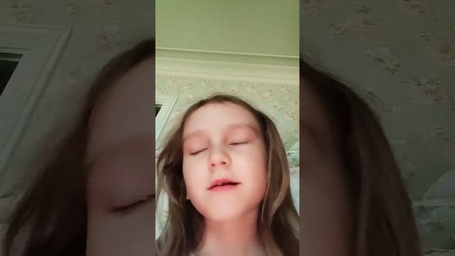 Я сишу на кухне Хаваю борщ очень вкусно с капусткой но что-то мне не множко хрустно 😋😋😋😋