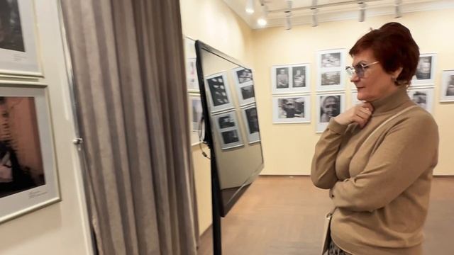 Выставка “Отцы и дети“. Картинная галерея в “Стоквартирном доме“ (Новосибирск). Фотограф -Астахова М