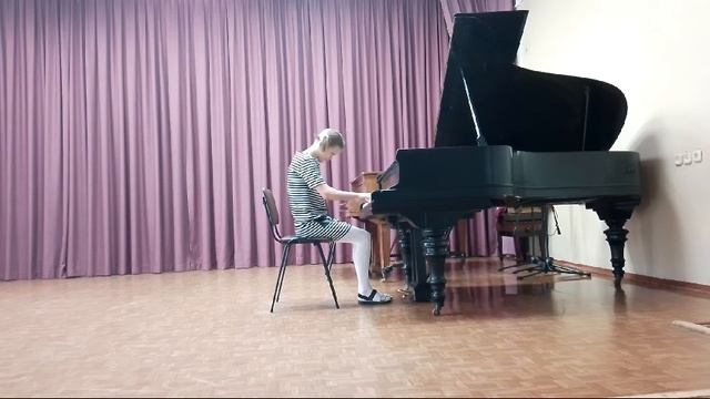 В. А. Моцарт Соната C dur  Iчасть,
Д. Шостакович Фантастический танец 3.