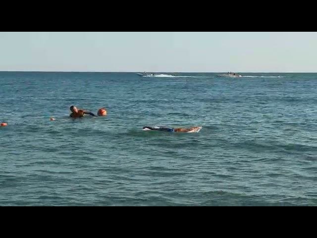 Плаваем в море с братом