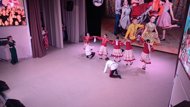 "Ой, при лужку, при лужке".