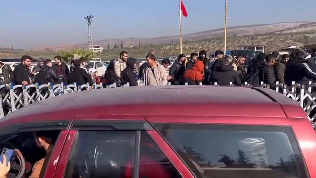 Сирийские беженцы в Турции потянулись домой: на видео один из погранпереходов.