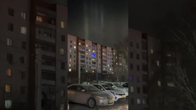 Световые столбы в небе над Екатеринбургом.