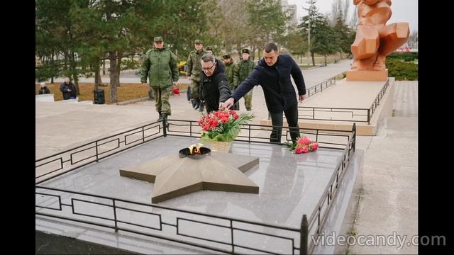 Возложение цветов у памятного знака «Три штурма Перекопа» ко Дню Героев Отечества