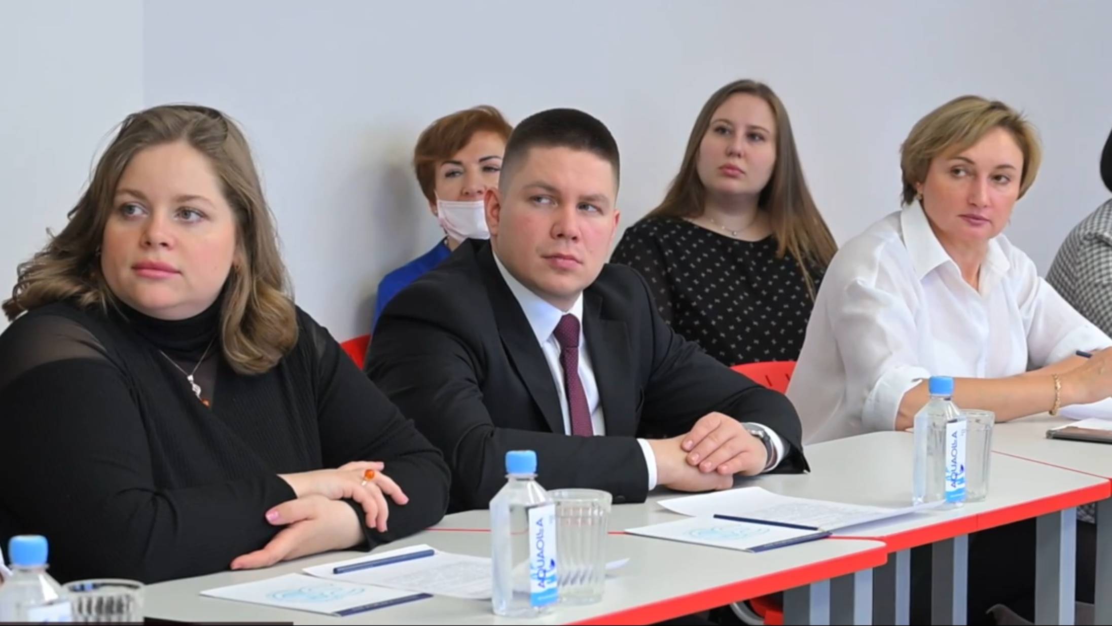 Колымским депутатам показали, как выглядит после ремонта лицей №14
