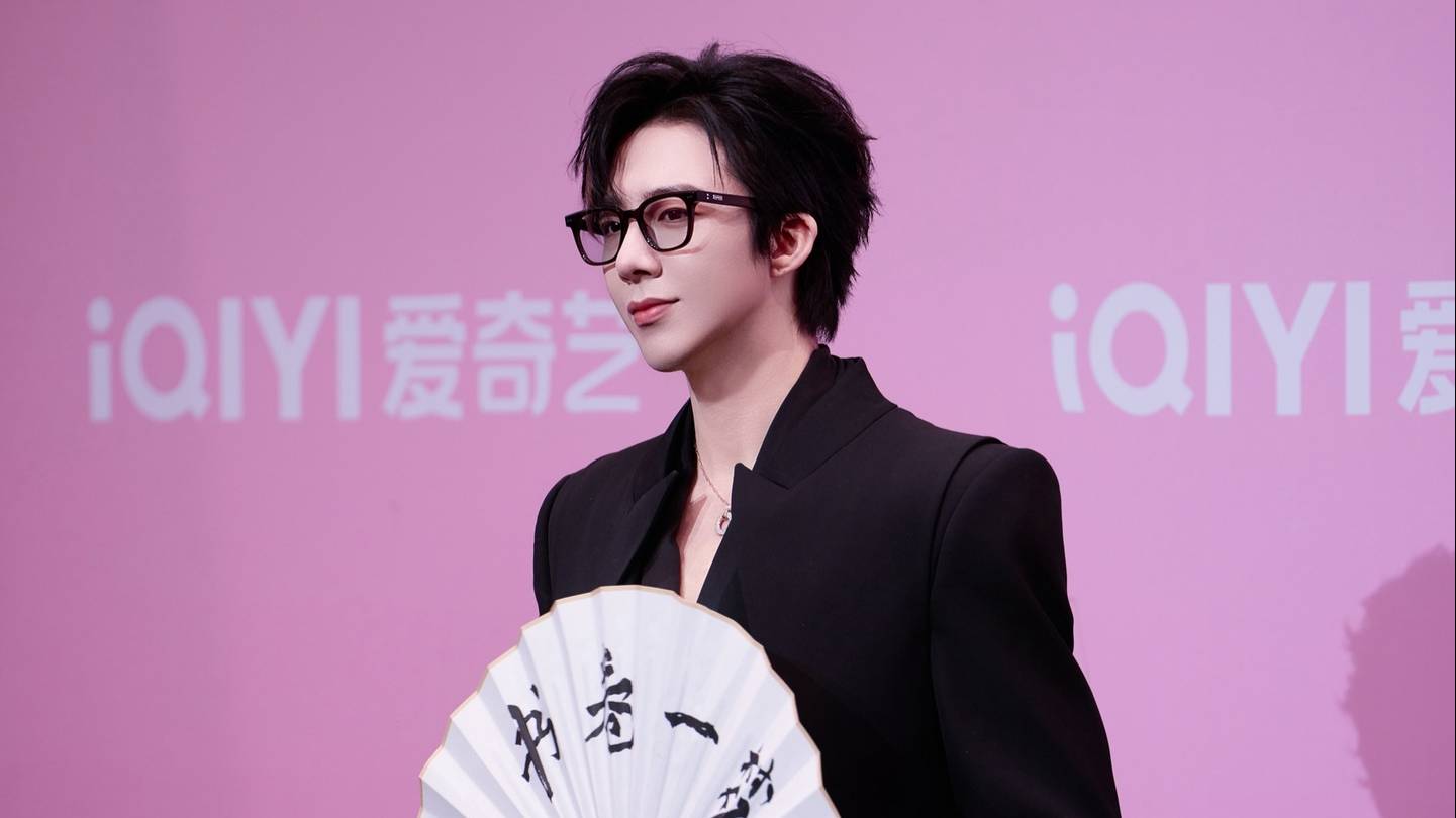 Лю Юйнин на красной дорожке церемонии iQiyi Scream Night 2024 07.12.2024