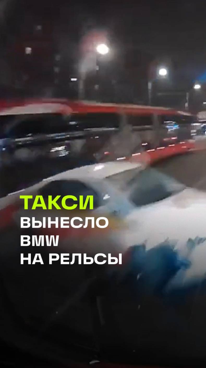 Такси протаранило БМВ, а трамвай отправил его в микроавтобус. Мощное ДТП в Петербурге