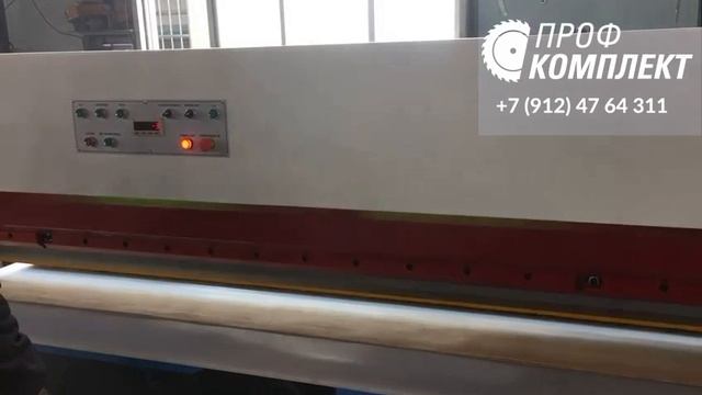 Обрезка шпона на гильотине для резки шпона MQ3100 - "Профкомплект"