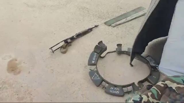 🇷🇺🇸🇾Наш военный в САР показал и рассказал, как садыки бросали оружие, переодевались в...🔽🔽🔽