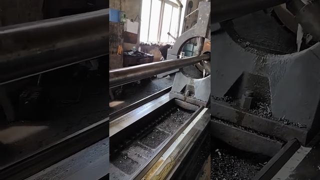 Токарные работы с люнетом. Огромный расточной резец. #производство  #токарные_работы #металлообработ
