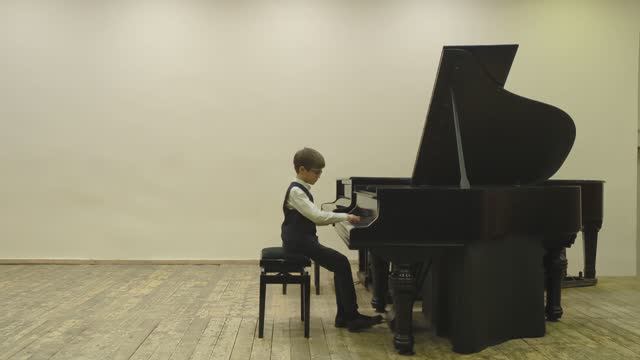 Старостенко Лев, 9 лет. И.С. Бах. Двухголосная инвенция до мажор. К. Дебюсси, "Маленький пастух"