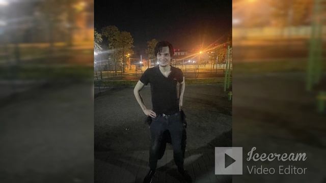 ЖЕНЯ ОСТРЯКОВ ПАЕТ ПЕВЕЦ