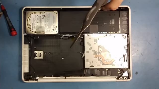 Чистка MacBook A1342 от пыли и замена термопасты