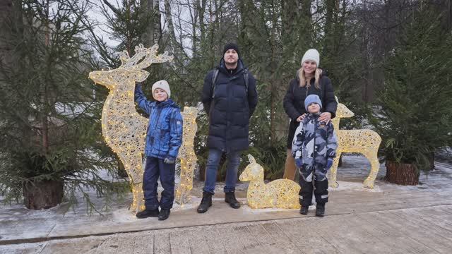 Как мы белочек кормили на Елагином. Минус зуб у Ромки.