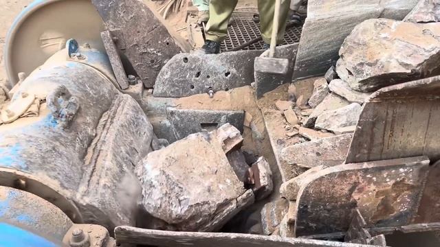 Строительство, дробление щебёнки