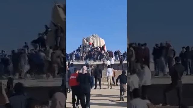 Статуи клана Асадов сносятся по всей Сирии.