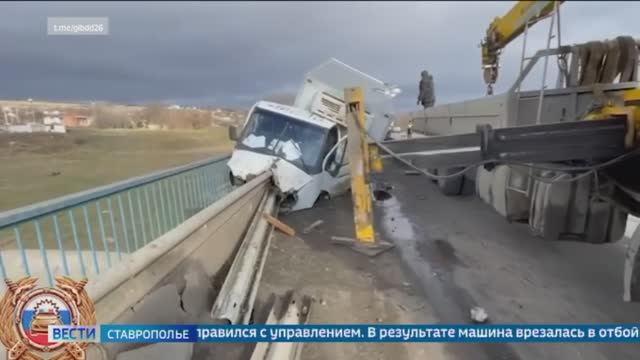 На подъезде к Ставрополю «Газель» врезалась в дорожное ограждение