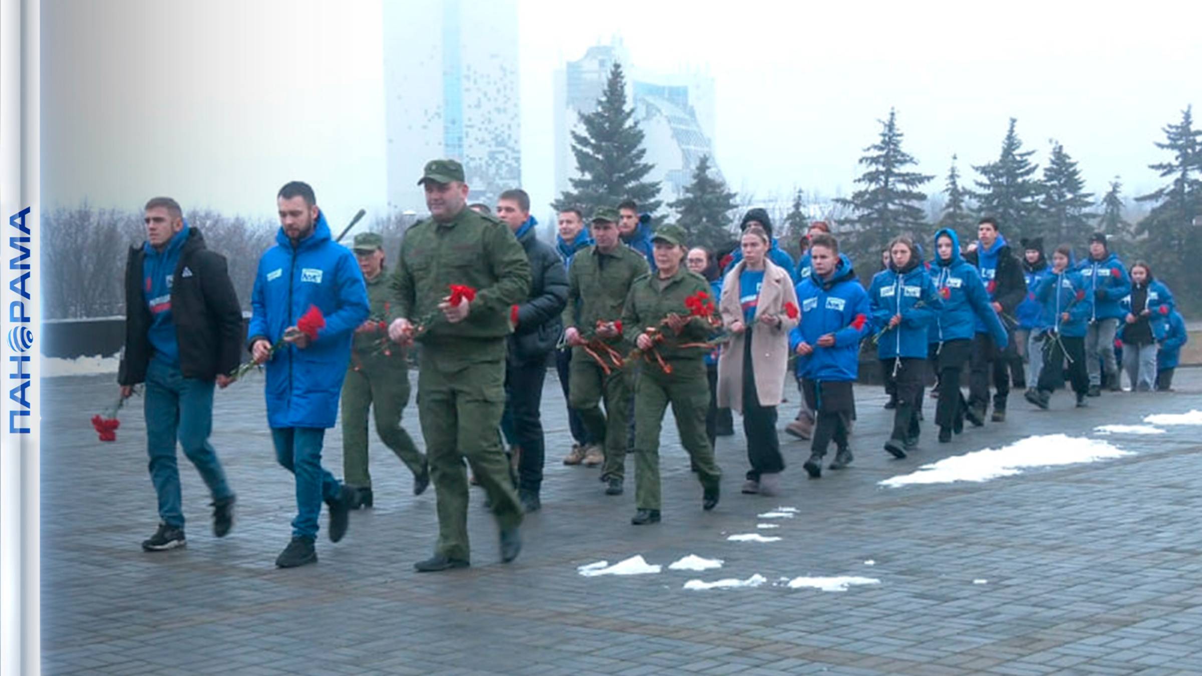 День героев Отечества! Активисты возложили цветы к мемориалу и бюстам народных защитников!