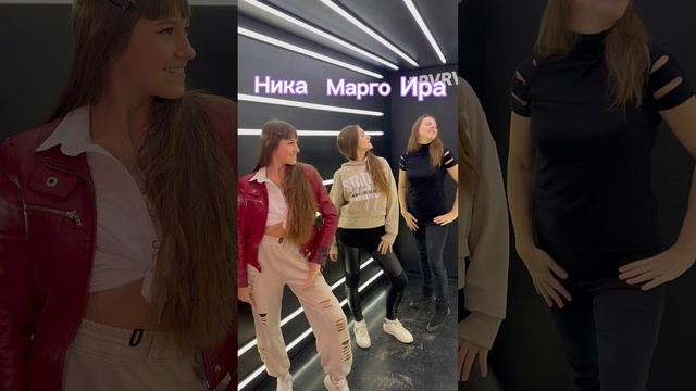 В старом доме на обочине три цветка три дочери: Аманда, Линда и Роуз.
