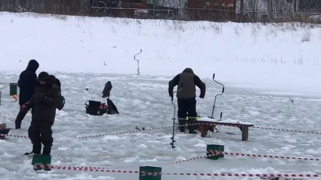 Продолжаем ловить со льда
