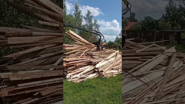 Фишка застряла в канаве и выгружает горбыль прямо на кусты