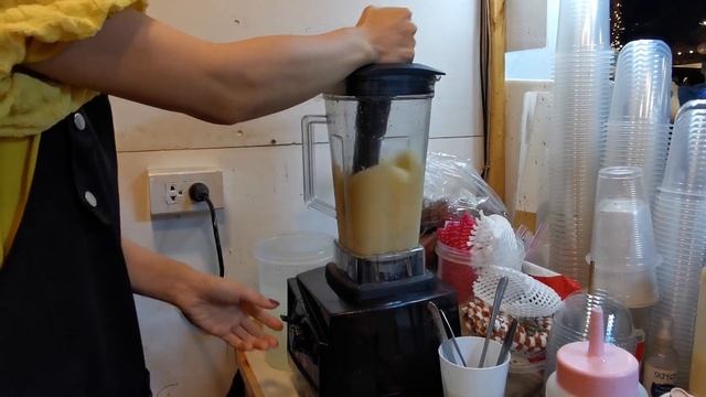 2 BEAUTIFUL sisters selling smoothies in Thai Market - Thai street food