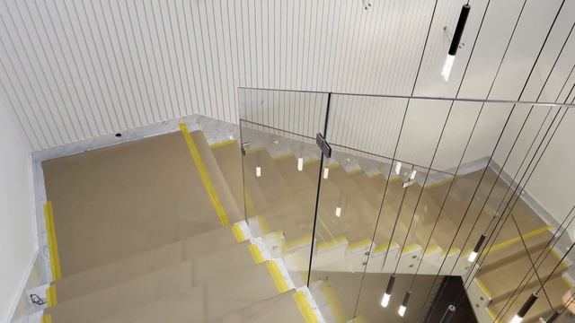 Элегантные стеклянные ограждения лестницы реализованы в КП Новорижский