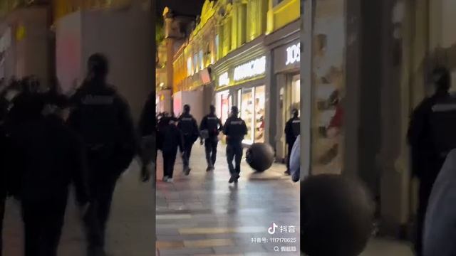 ⚡️Китайский робоколобок ходит в патруле вместе с полицейскими.