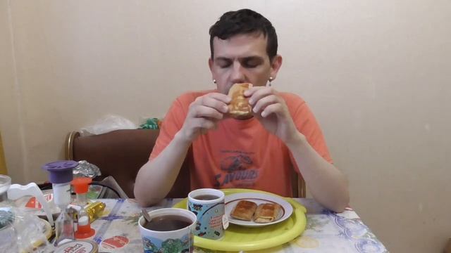ЖРУ И ДЕГУСТИРУЮ БЛИНЧИКИ МОРОЗКО С ТВОРОГОМ, ПЬЮ ЧЕРНЫЙ АЗЕРЧАЙ С БЕРГАМОТОМ