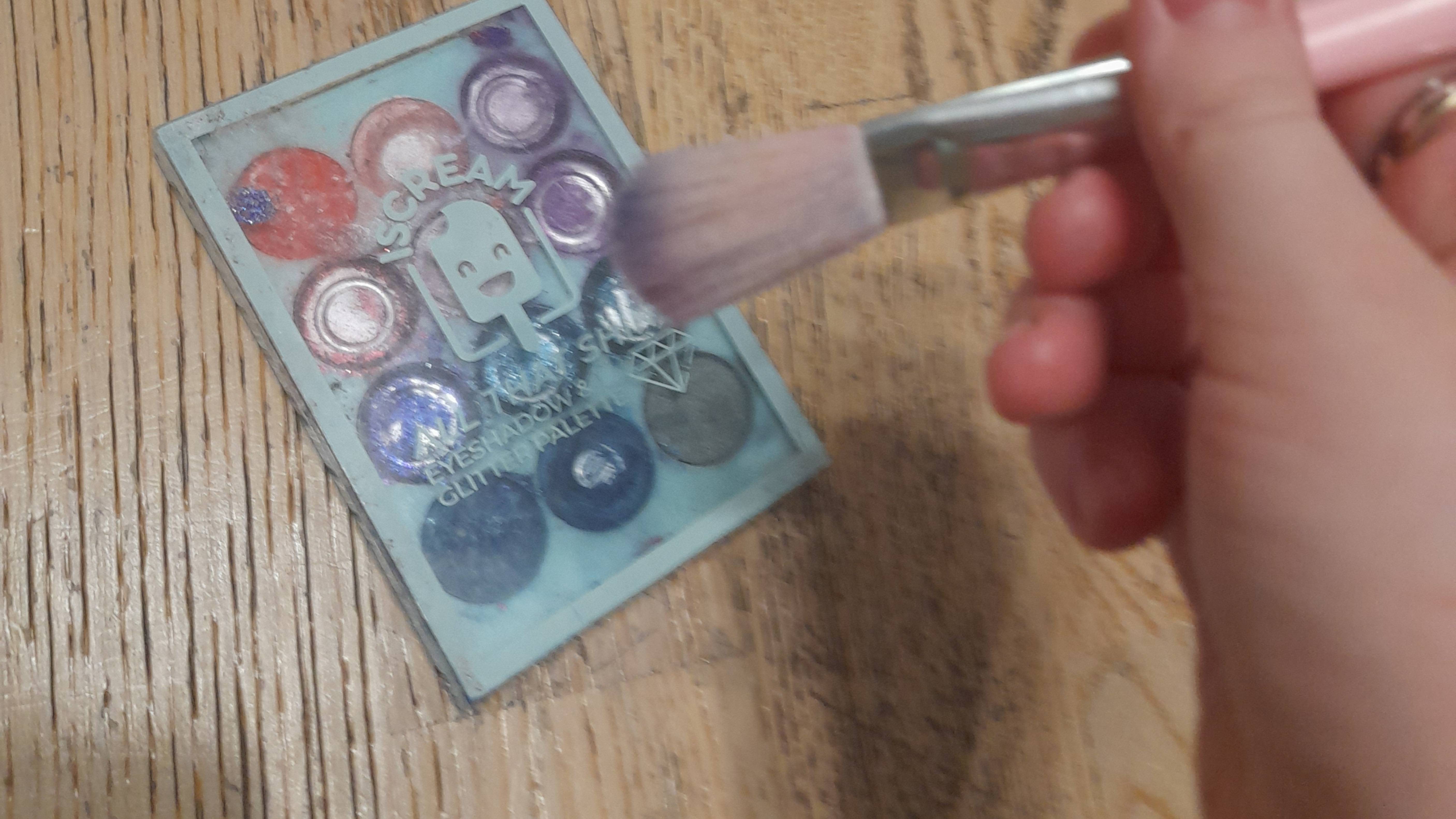 Не зря я работаю  в моём салоне красоты  !!!!  Сделаю крутой макияж 💄
