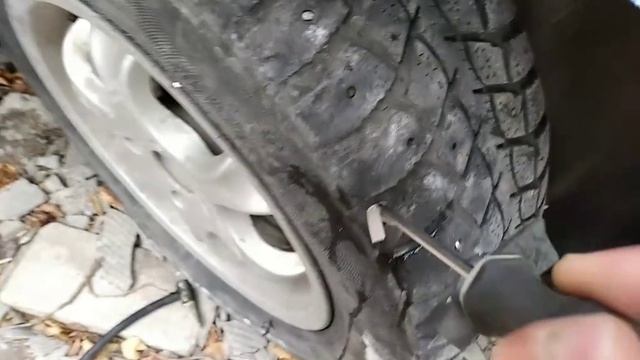 показал, чем и как можно заделать пробой в покрышке в домашних условиях