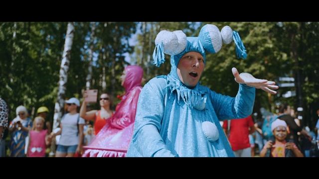 Ведущий Илья Березин. Ведущий на фестивале "Комичные забеги" в  Светлоярском парке