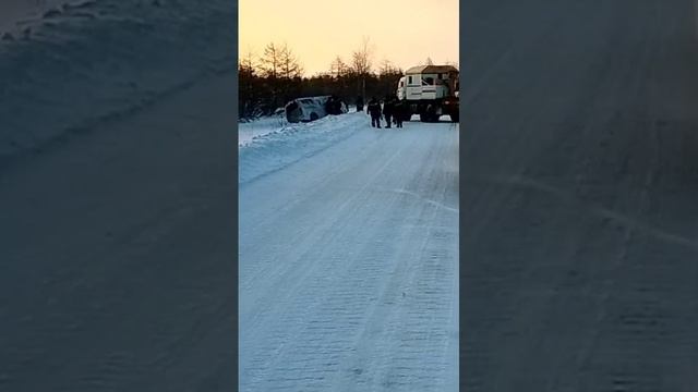 На севере Сахалина микроавтобус вылетел с трассы и перевернулся