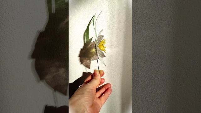 Брошь Нарцисс из смолы