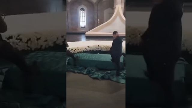 Боевики в Мавзолее Хафеза Асада.