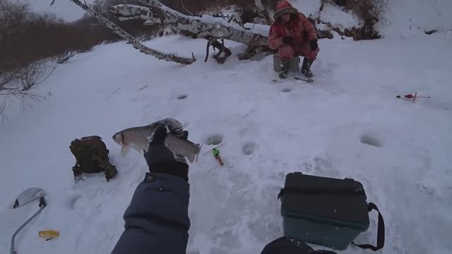 Разбурил ПЛЁС на РЕКЕ...А ТАМ ХАРИУСА Полно_ Рыбалка Зимой на ХАРИУСА из под льда!!!