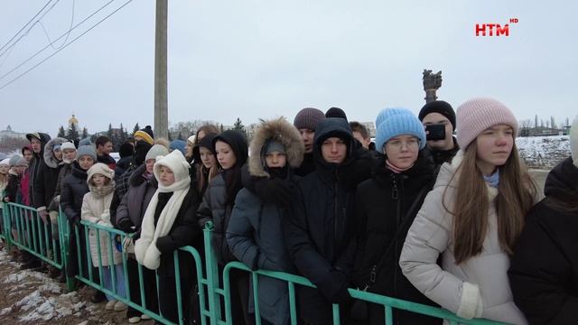 Сотрудники МЧС провели занятие «Безопасность на тонком льду» для школьников.