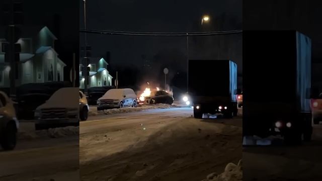 На Базовской улице загорелся автомобиль
