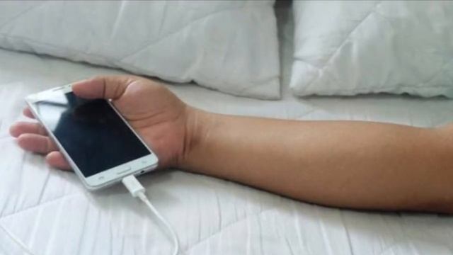 Pse nuk duhet ta lini kurrë celularin në karikim afër krevatit gjatë natës