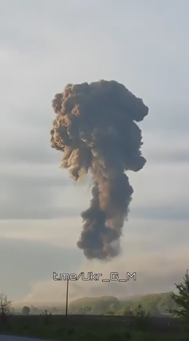 Архивное видео, красивый взрыв и детонация склада с боеприпасами на территории Украины