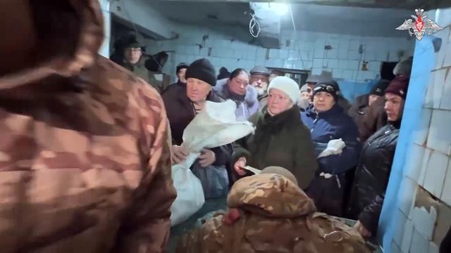 Штурмовики группировки «Юг» оказывают гуманитарную помощь мирным жителям на Кураховском направлении