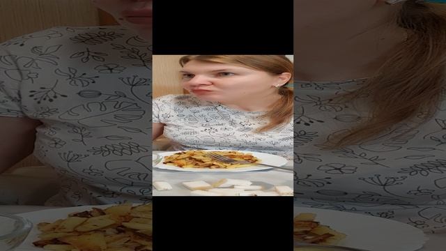 МУКБАНГ. Жареная картошка с луком, сало, маринованные огурчики😋