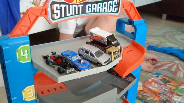 Добрыня играет в Hotwheels 🚗