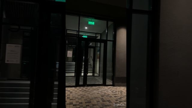 Сданный дом Брусники в качестве примера входных групп и стандартов облагораживания территории.