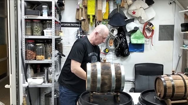 Обжиг и вощение дубовой бочки